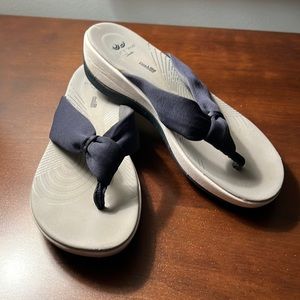 Clarks Cloudstepper flip flops, 7